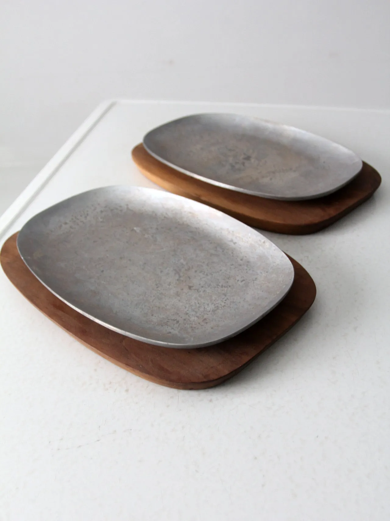 mid-century sizzler plate sets pair