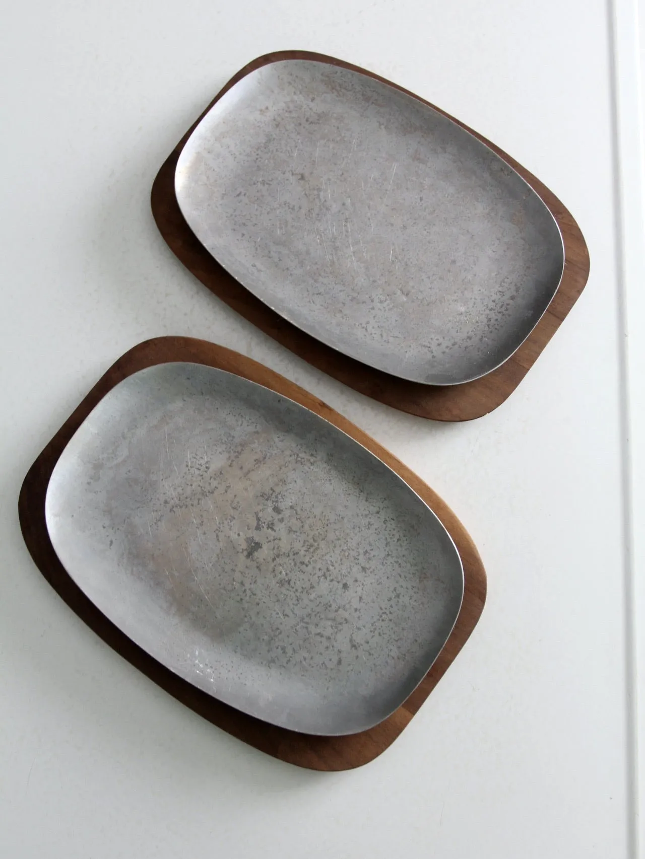 mid-century sizzler plate sets pair