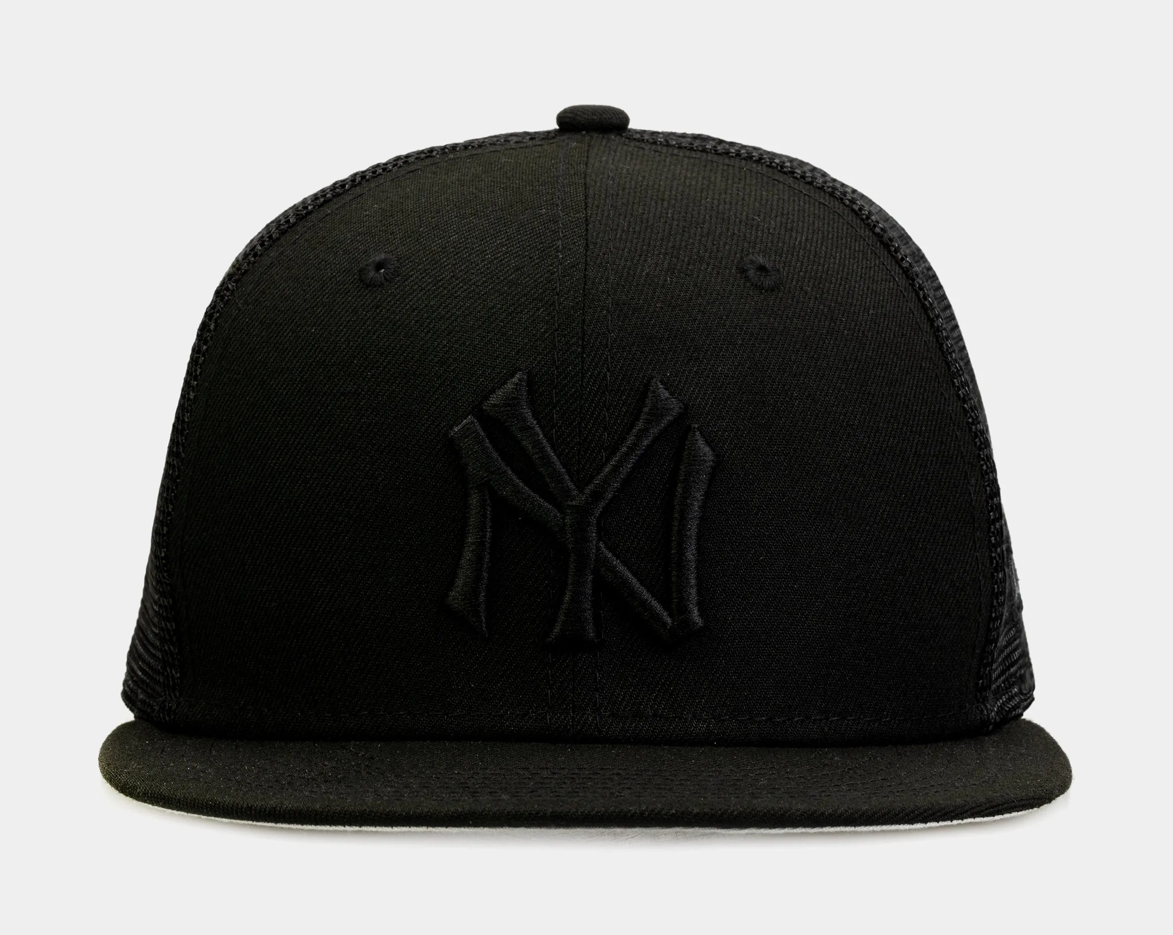New York Yankees Blackout 9Fifty Trucker Mens Hat (Black)